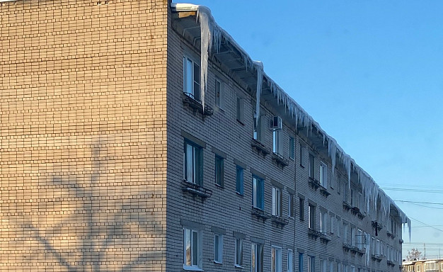 В Иванове дети играют под свисающими двухметровыми сосульками