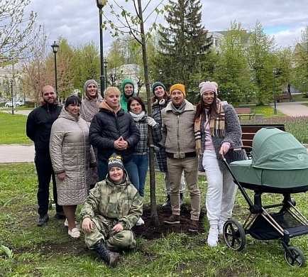  В Иванове семья в честь рождения дочки посадила дерево на площади Революции 