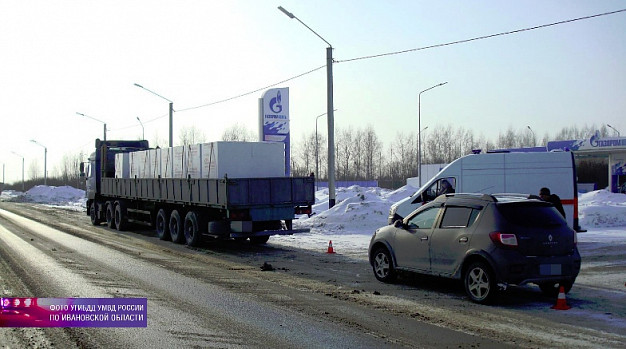 В Приволжском районе «МАЗ» наехал на легковушку: пострадал пешеход