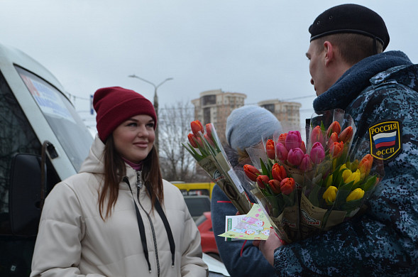  В Иванове судебные приставы на улицах города поздравляли женщин 