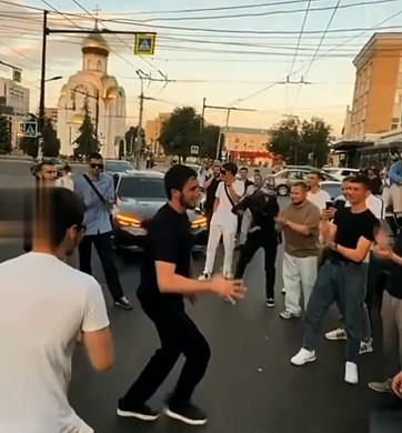 В Иванове группа молодых людей устроила танцы на проезжей части