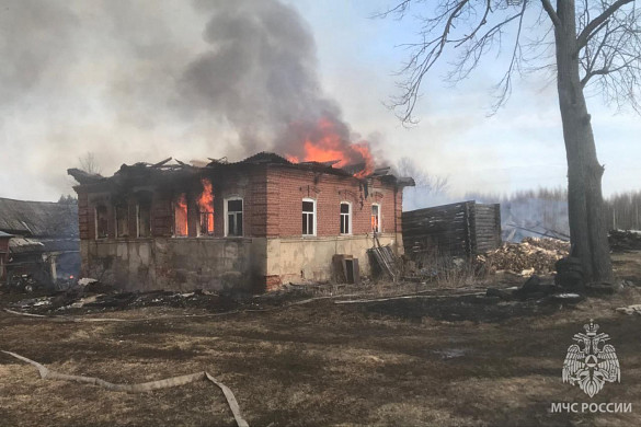 В Заволжском районе почти полностью сгорел дом
