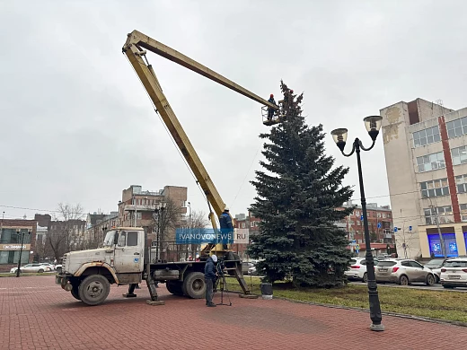 В Иванове на площади Победы украшают живую ель