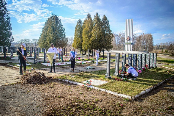 На Троицком кладбище в Шуе привели в порядок территорию у мемориала павшим воинам