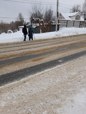 Дети ходят в школу по опасному участку дороги