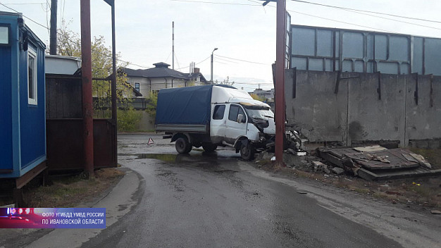 В Иванове фургон протаранил бетонный забор