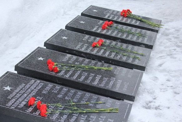Чиновники и депутаты почтили память ивановцев, погибших в Сталинградской битве