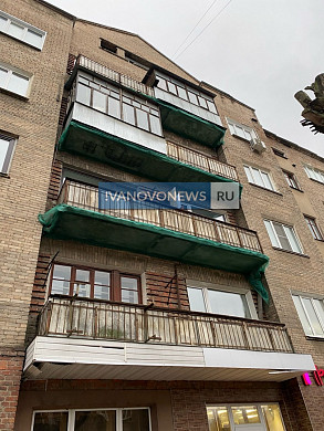 В Иванове потенциально опасные балконы обтягивают фасадной сеткой