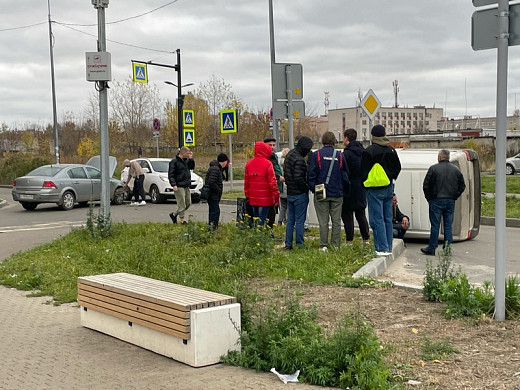  В Московском микрорайоне человека зажало в опрокинувшемся фургоне 