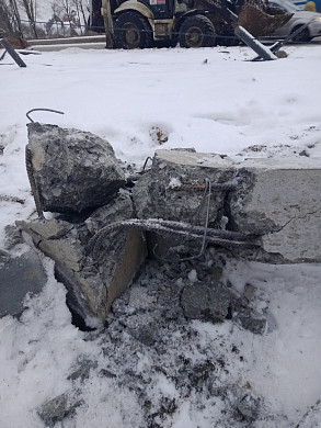В Иванове упавший железобетонный столб чудом не раздавил автомобиль