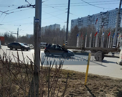 В Иванове водитель легковушки попал в ДТП с трубой 