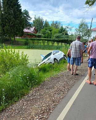В Плесе затонула иномарка с флагом ВМФ
