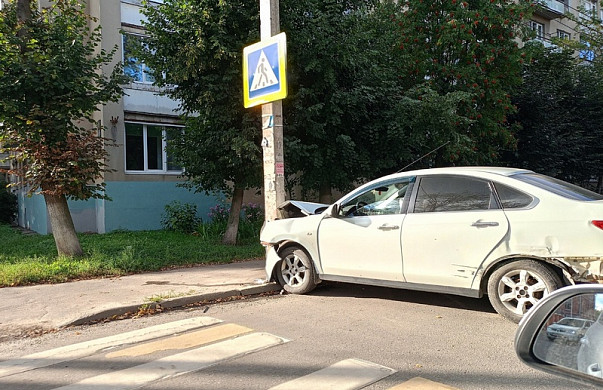 Три автомобиля столкнулись на перекрестке в Иванове