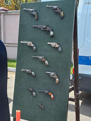 Ивановцам показали изъятое оружие преступников