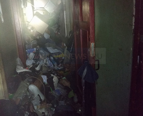 В Иванове жители дома на улице Громобоя боятся сгореть из-за забитой хламом квартиры
