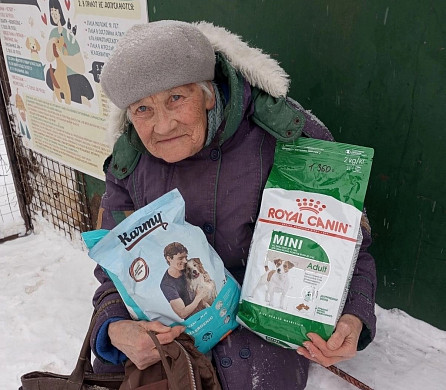 Пост доброты: бабушка Галина постоянно помогает бездомным животным в приюте