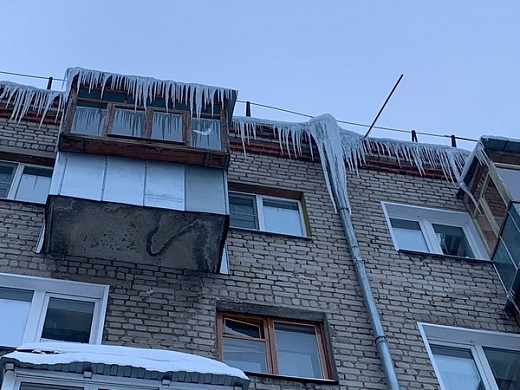 В Иванове ледяная глыба рухнула на крышу автомобиля