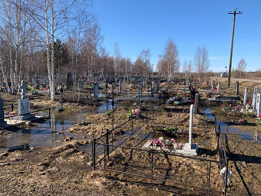 Глава Вичуги вновь приехал на кладбище проконтролировать работы по отводу воды