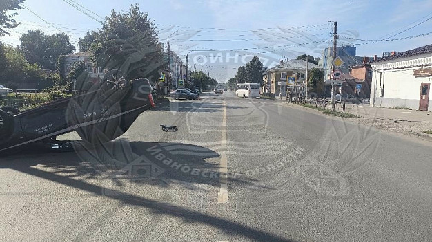 Как в центре Шуи перевернулся автомобиль БАРСа