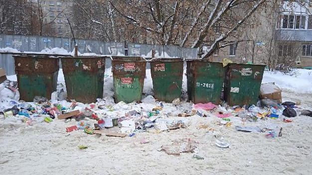 Жители дома 64 на ул. Кавалерийской недовольны состоянием контейнерной площадки