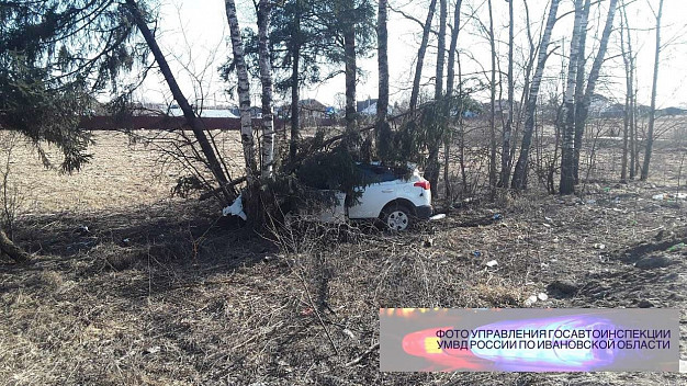 В Ивановском районе водитель сбил остановку и въехал в дерево