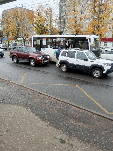 Автомобилисты перекрывают подъезды к остановкам
