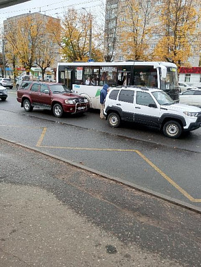 Автомобилисты перекрывают подъезды к остановкам
