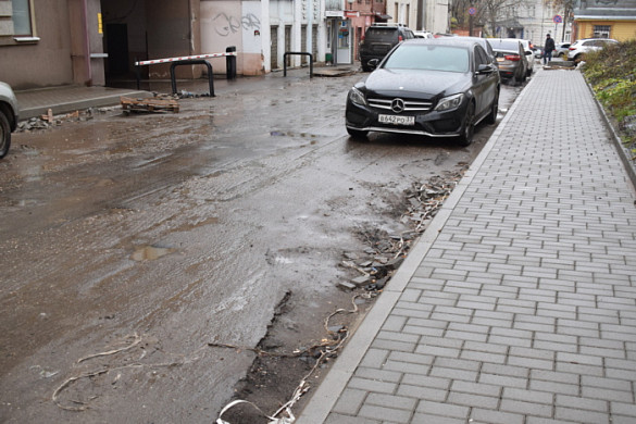 Ремонту дороги в переулке Степанова мешают припаркованные автомобили