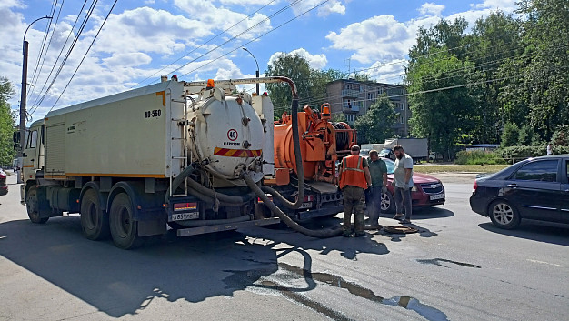 В Иванове третью неделю чистят ливневку на проспекте Строителей