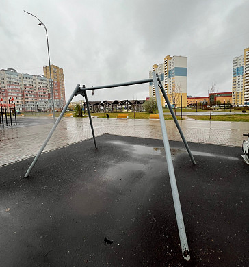 На площадке в Московском микрорайоне пропали горка, качели и «паутина»