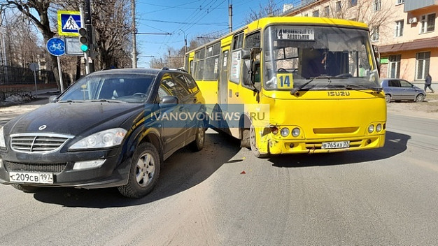 В Иванове пассажирский автобус попал в ДТП