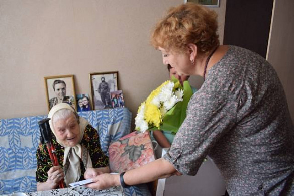 Ивановская мэрия поздравила с 100-летием Ветерана труда Марию Федорову