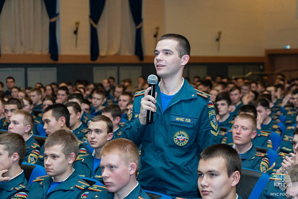 Космонавт подарил ивановской академии МЧС землю нашего города, побывавшую в космосе