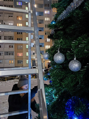 Рождественский микрорайон украсили к Новому году
