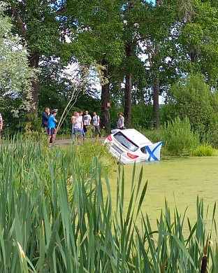 В Плесе затонула иномарка с флагом ВМФ