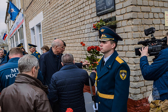 В Иванове открыли мемориальную доску погибшему на СВО майору МЧС Алексею Липскому