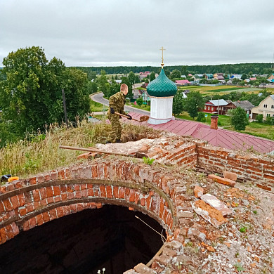 На старинном храме в селе Воскресенское установили крест