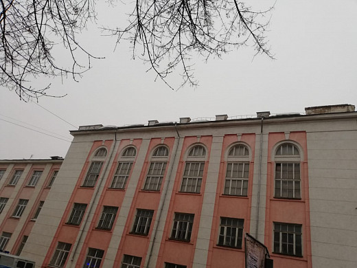 В центре Иванова девушку убило отвалившимся от здания куском стены 