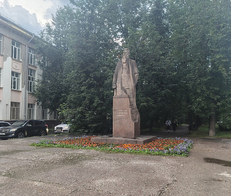 Памятник Афанасьеву в Иванове превратился в опасную зону для горожан