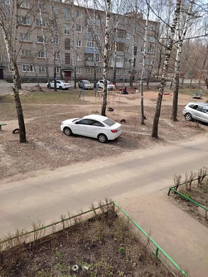 Жители Пустошь Бора ремонтируют детскую площадку своими силами