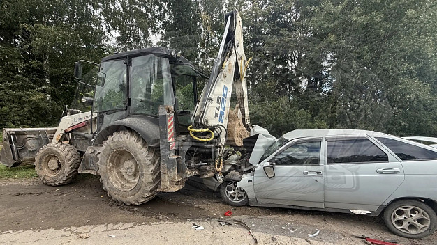 Трактор врезался в легковушку в Ивановском районе