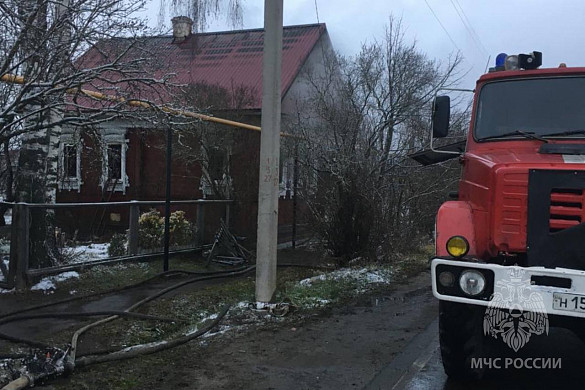  В Лухе случайный очевидец пожара спас из огня бабушку 
