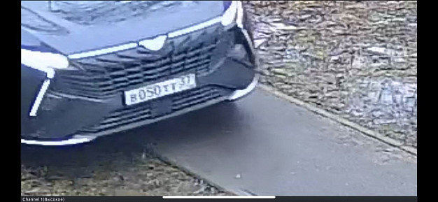 Автомобили сокращают свой путь через жилой двор