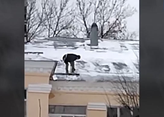 В Иванове крышу детского сада чистили с нарушением техники безопасности 