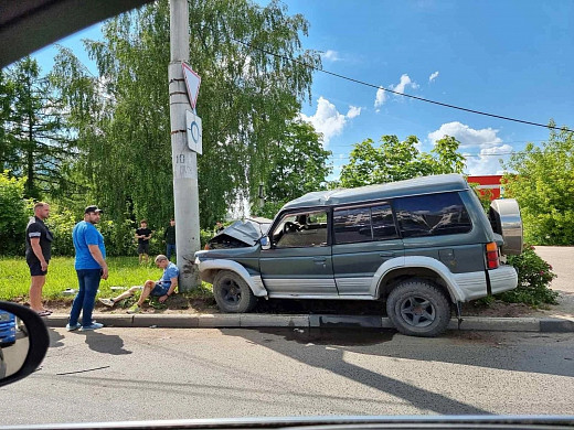 В Иванове у автовокзала внедорожник врезался в столб 