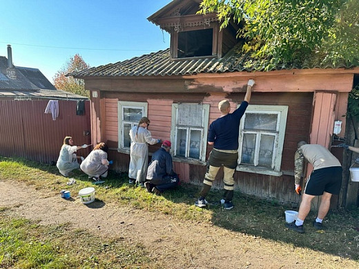 В Гавриловом Посаде волонтеры перекрашивают дома в яркие цвета