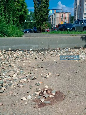 В Иванове велосипедистка упала с резко оборвавшегося тротуара и порвала колено