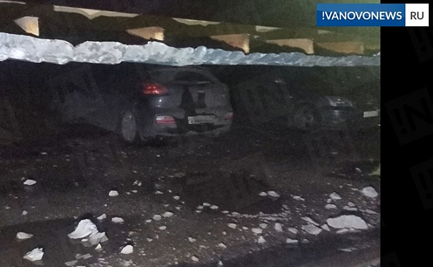 В Ивановской области сорванная ветром крыша здания упала на автомобили на автостоянке ВИДЕО