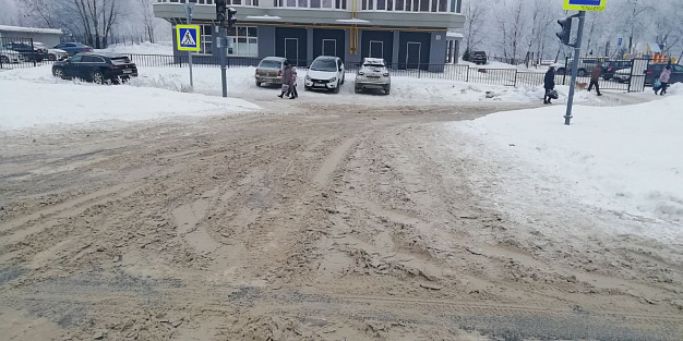 Дорога в центре Иванова завалена снегом и брошена 