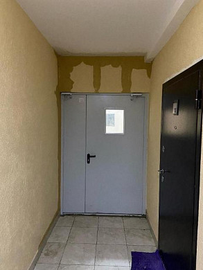 После недавнего ремонта крыши жителей дома на ул. Володиной снова промочило